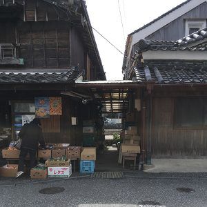 伊勢河崎 八百屋さんの隙間